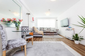 *Spacious-Modern One Bed Flat. Riverside Location*